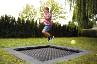 LEGEPLADS TRAMPOLIN